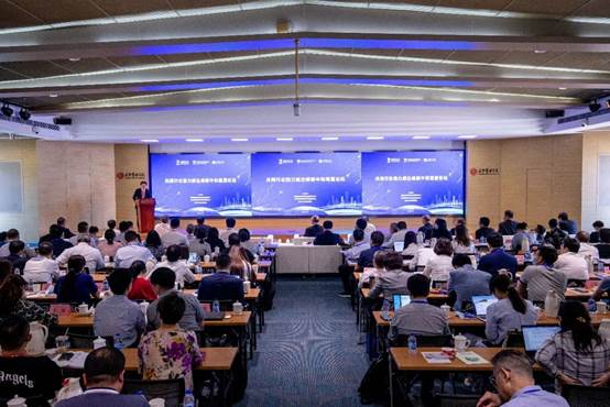 礼堂里有许多人形貌已自动天生